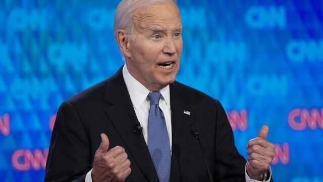 Biden si confonde di nuovo e dice di essere “la prima donna nera vicepresidente USA”