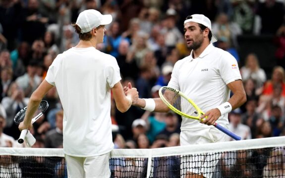 Sinner e Berrettini incantano Wimbledon: il numero 1 al mondo vince il derby dopo 4 ore di gioco