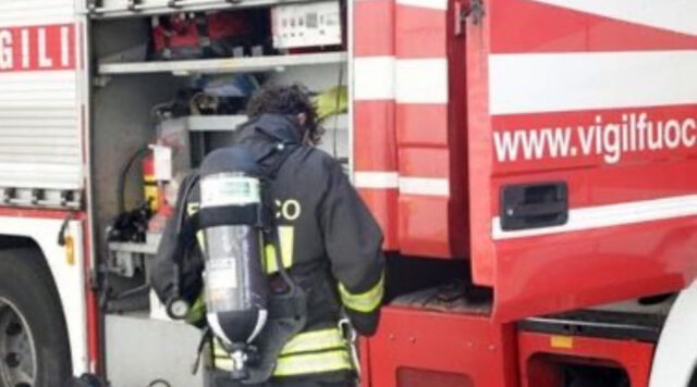 Lavatrice in fiamme, colonna di fumo nell’appartamento: morta una 93enne