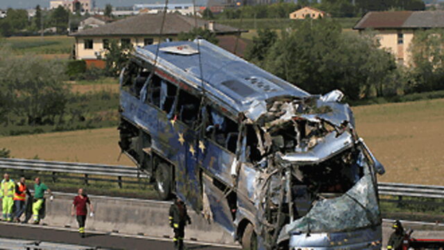 Tragedia sull’A1: pullman di turisti si schianta, una vittima e 15 feriti