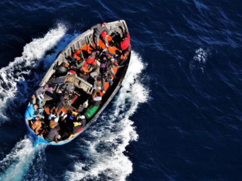 Barcone capovolto al largo di Lampedusa: 7 migranti salvati, 21 dispersi tra cui 3 bambini