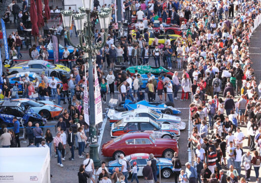 Paura al Salone dell’Auto: vettura da rally finisce sulla folla, 15 feriti