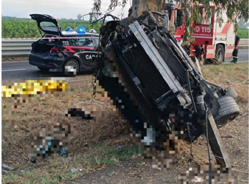 Tragico incidente nella notte: auto fuori strada, morto un 15enne