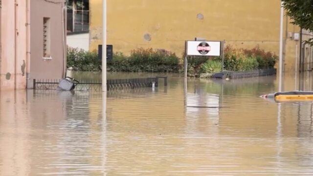 Dopo l’alluvione, i cittadini di Faenza sono esausti: ” Non ce la facciamo più, è la terza volta in pochi mesi”