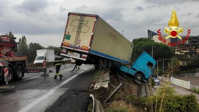 Drammatico incidente in autostrada: muore il conducente di un camion