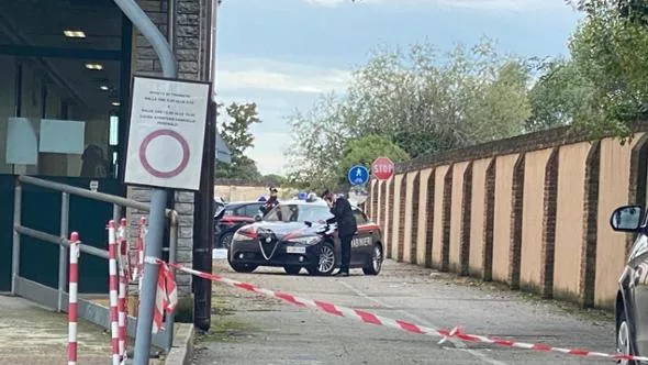 Tragedia in una scuola superiore: studentessa precipita nel vuoto