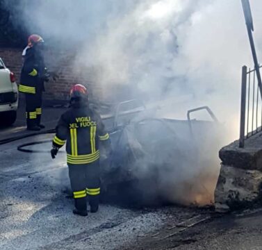 Auto esplode a causa di una sigaretta: 20enne ricoverato in gravi condizioni