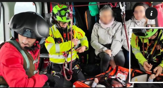 Bambino di 4 mesi evacuato in elicottero: la tenera foto con i vigili del fuoco