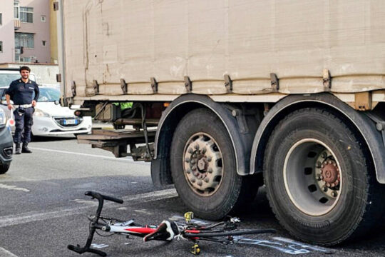 Tragedia in strada, 86enne in bici travolto e ucciso da un camion