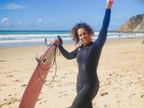 Tragedia nel Pacifico: morta a 36 anni la tiktoker Giulia Monfrini mentre faceva surf