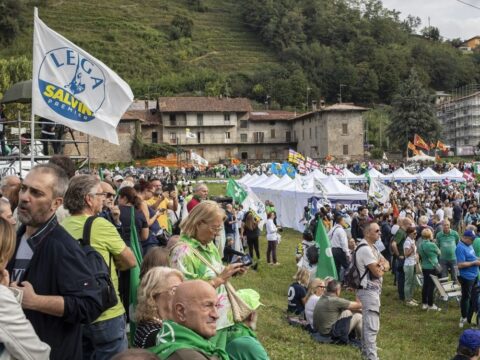 Cori choc dei giovani leghisti a Pontida: “Tajani scafista” ,”Roma ladrona”, “Contro napoletani e casertani”.