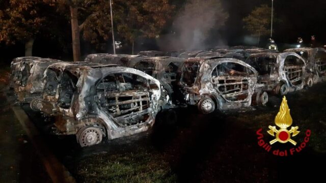 Incendio a Milano: 23 automobili e un furgone in fiamme