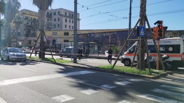 Incidente nello stesso punto di Via Marina in cui è morta la mamma ieri: 2 feriti in ospedale