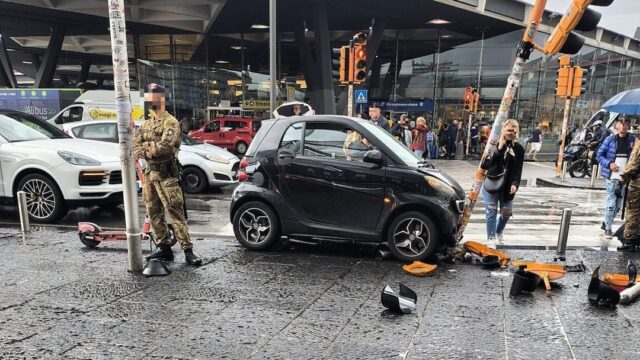 Smart abbatte un semaforo davanti la Stazione Garibaldi: ferito un ragazzo