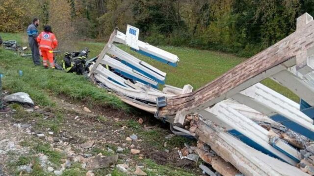 Carico di un camion travolge un’auto: nonna e nipote lottano tra la vita e la morte