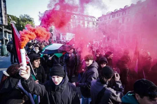 No Meloni Day: studenti in piazza contestano il governo, scontri con la polizia