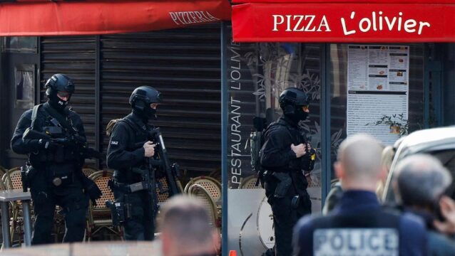 Uomo minaccia il suicidio barricandosi in un ristorante, alcuni ostaggi trattenuti