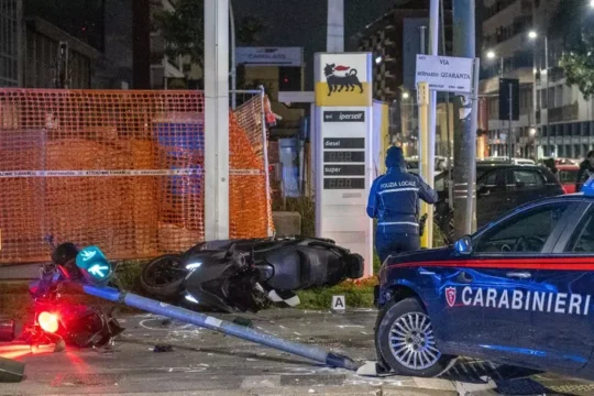 19enne egiziano scappa dai carabinieri in scooter e si schianta: roghi in strada per commemorarne la morte