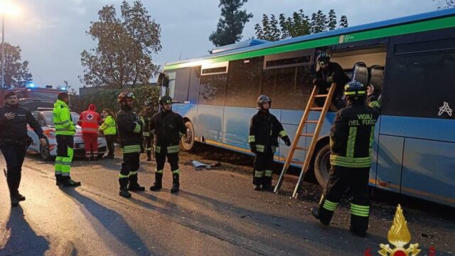 Autobus si schianta contro la ringhiera di un’abitazione: in cinque trasferiti all’ospedale