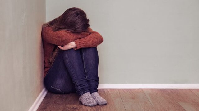 Continua il giallo della 15enne trovata impiccata, l’autopsia: “modalità di suicidio anomale”