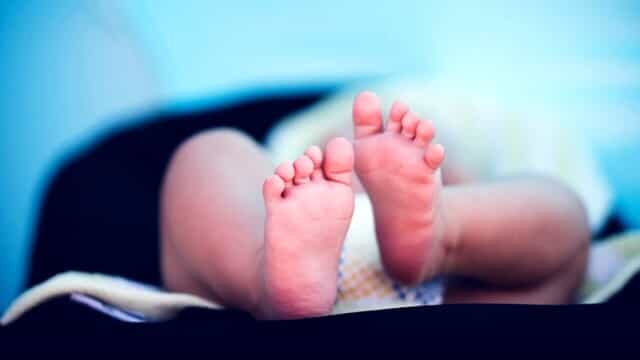 Neonato seviziato dal padre, arrivano buone notizie sulle sue condizioni: “Ci sono miglioramenti”