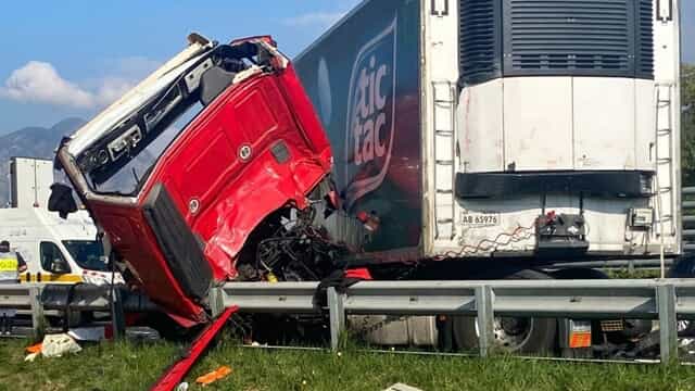 Spaventoso incidente sull’A1: bilancio di un morto e nove feriti