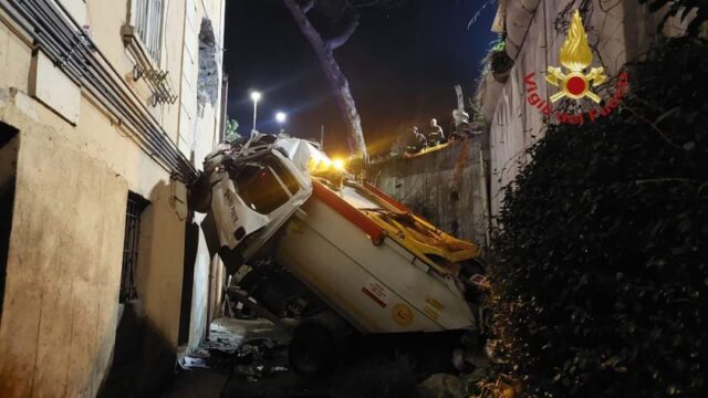 Camion rifiuti cade nella corte di un palazzo e sfonda un muro: gravi l’autista ed i proprietari della casa