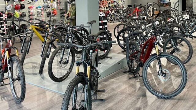 Ladri sfondano la vetrina e rubano bici per 50 mila euro