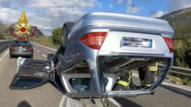 Carro funebre si scontra con un’auto e si ribalta: incidente sulla statale 131