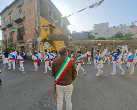 Sant’Anastasia| Consiglio comunale vota all’unanimità proposta candidatura al patrimonio culturale immateriale dell’Unesco del Pellegrinaggio dei “fujenti” o “battenti” del lunedì in Albis