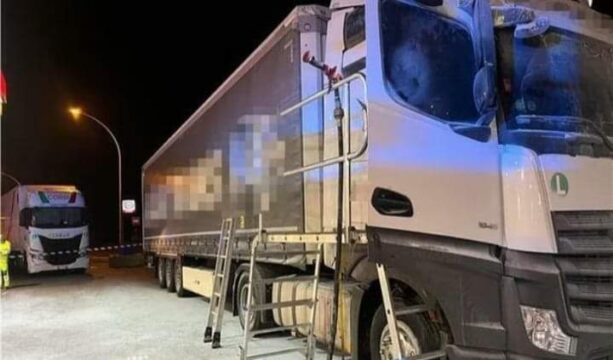 Tir fermo sulla piazzola di sosta prende fuoco, camionista muore mentre dorme in cabina