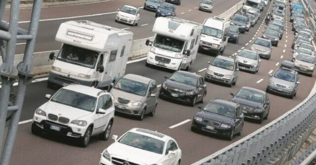 Tragedia stradale, operaio muore travolto da un tir durante lavori di manutenzione