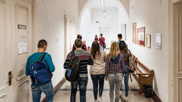 Non gli piacciono i voti del figlio, papà prende a pugni insegnante