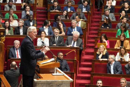 Ultim’ora: Cade il governo francese, Le Pen “È la fine di un governo effimero”