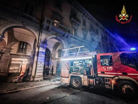 Terribile incendio in un appartamento nella notte: morta una ragazza di 25 anni