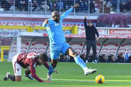 Torino-Napoli 0-1: gli azzurri consolidano la vetta, Toro in crisi profonda