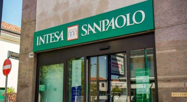 Ancora problemi per Intesa San Paolo: blocco del sistema, enormi disagi