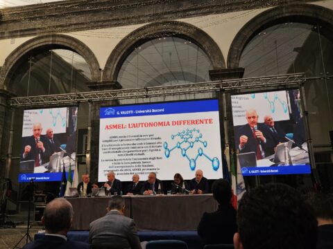 Forum Asmel: rafforzare i Comuni per un’autonomia differente  Il Ministro Foti risponde all’Associazione sul definanziamento previsto dalla legge di bilancio: “agevolazioni burocratiche, consulenze tecniche dedicate e incentivi mirati, gli strumenti per affrontare le sfide degli enti locali”