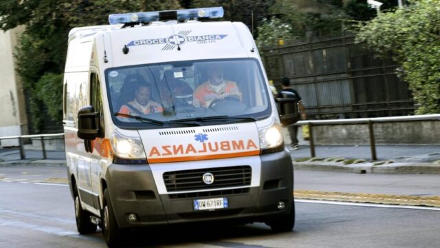 Ambulanza sbanda e sbatte contro il muro: morto il paziente trasportato