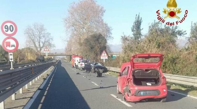 Morte mamma e figlia in uno scontro tra auto, feriti altri due bambini e il marito