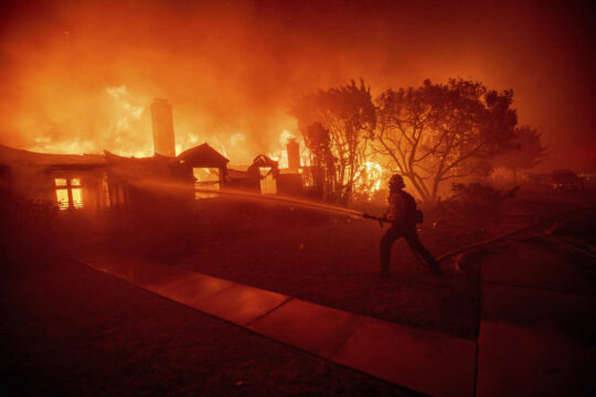 Il bilancio delle vittime degli incendi a Los Angeles è salito a 24 morti, 153mila evacuati