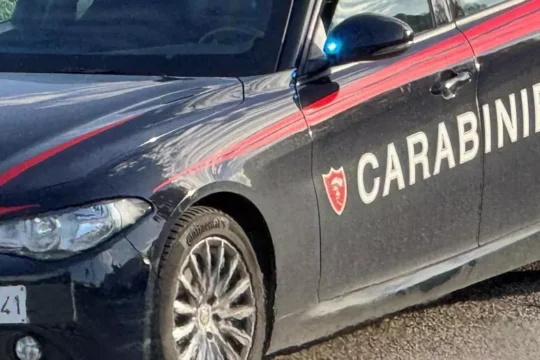 60enne trovato morto in casa: diverse ferite da arma da taglio