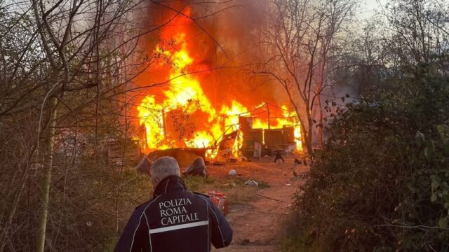 A fuoco l’ennesimo insediamento abusivo, evacuate 15 persone