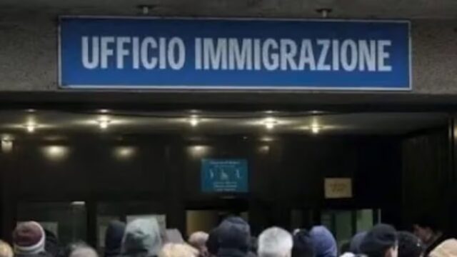 Le scade il permesso di soggiorno e la prof l’accompagna all’ufficio immigrazione: “Vedendo una persona bianca ci faranno entrare”