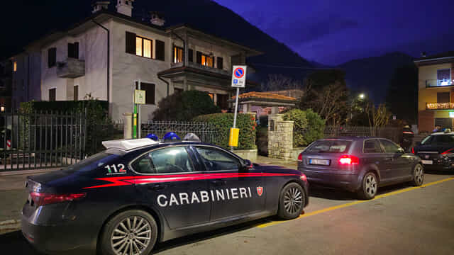 Trova una pistola in casa e preme il grilletto: bambina di tre anni finisce in coma