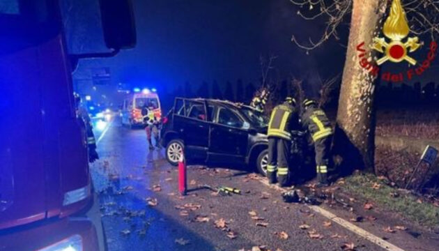 Auto contro albero: morti due giovani genitori, ferita gravemente la figlia di 4 anni