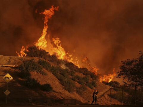 Aggiornamenti da Los Angeles: morti saliti a 25, attesi nuovi venti che potrebbero alimentare le fiamme