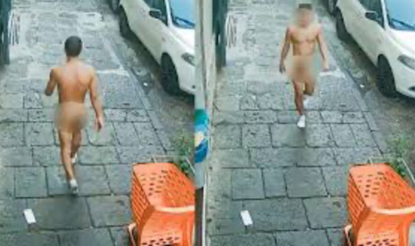 Uomo gira nudo per le strade di Napoli in pieno giorno: il video shock è virale