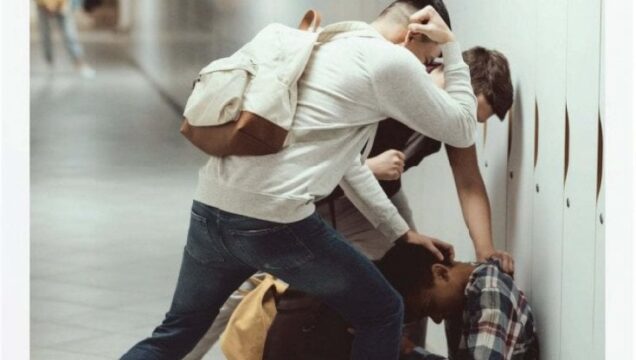 14enne aggredito dal branco a scuola: “Nessuno lo ha aiutato”