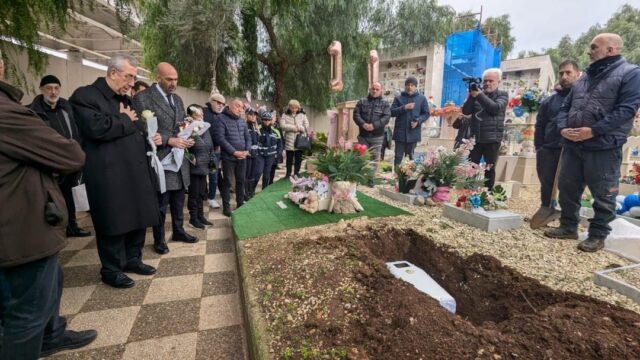 Ai funerali del bimbo morto nella culla termica, il vescovo: “Perdonaci, per te non ci siamo stati”